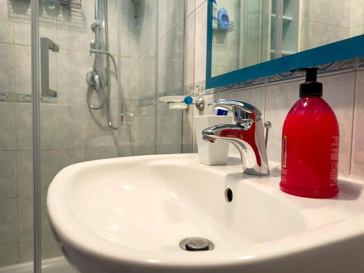 Elegant Studio, 20 Mins From Termini Station Apartment